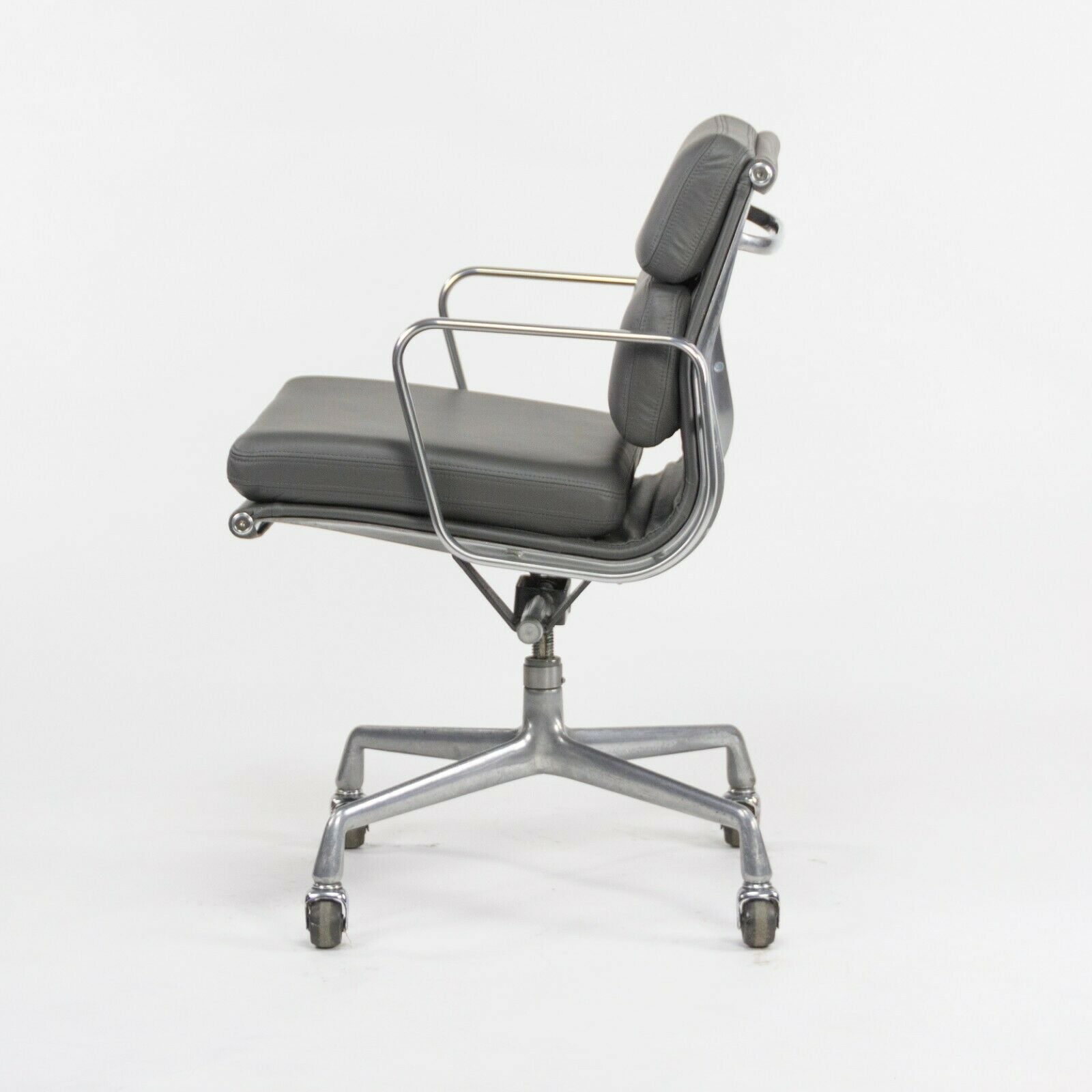 SOLD Herman Miller Eames Soft Pad Aluminum Group Management Desk Chair Gray Leather