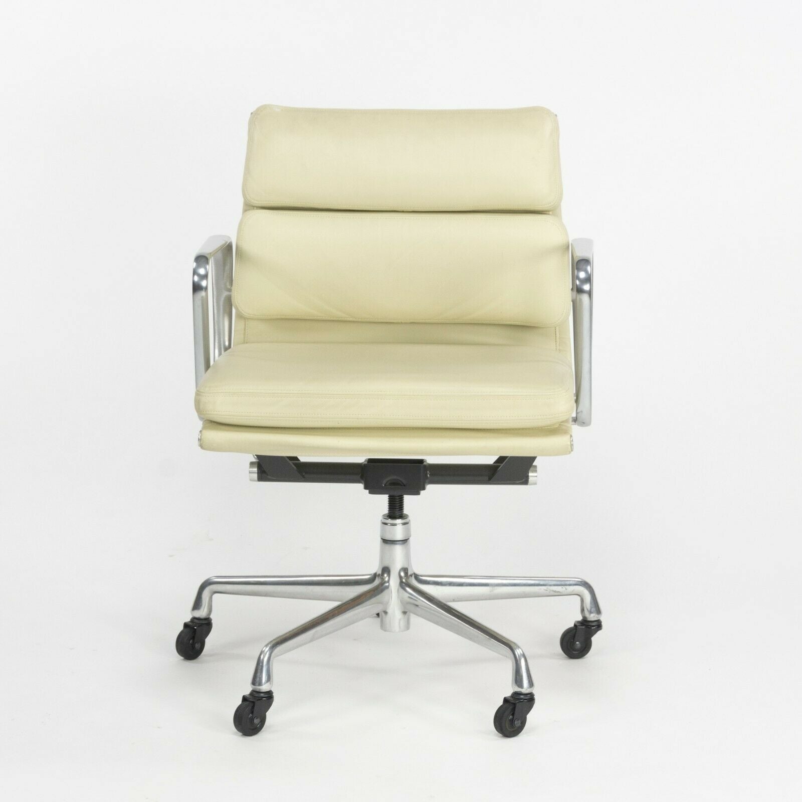 SOLD 2007 Herman Miller Eames Aluminum Group Soft Pad Management Desk Chair Off-White