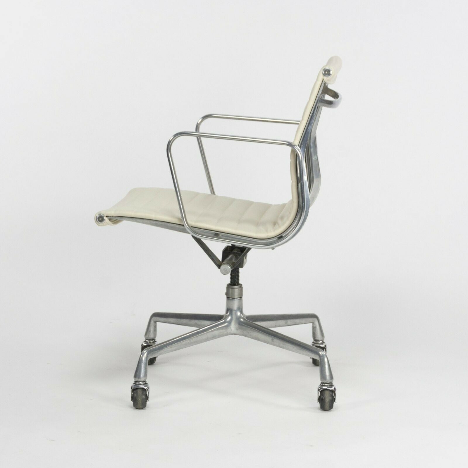 SOLD 1985 Herman Miller Eames Aluminum Group Management Desk Chair White