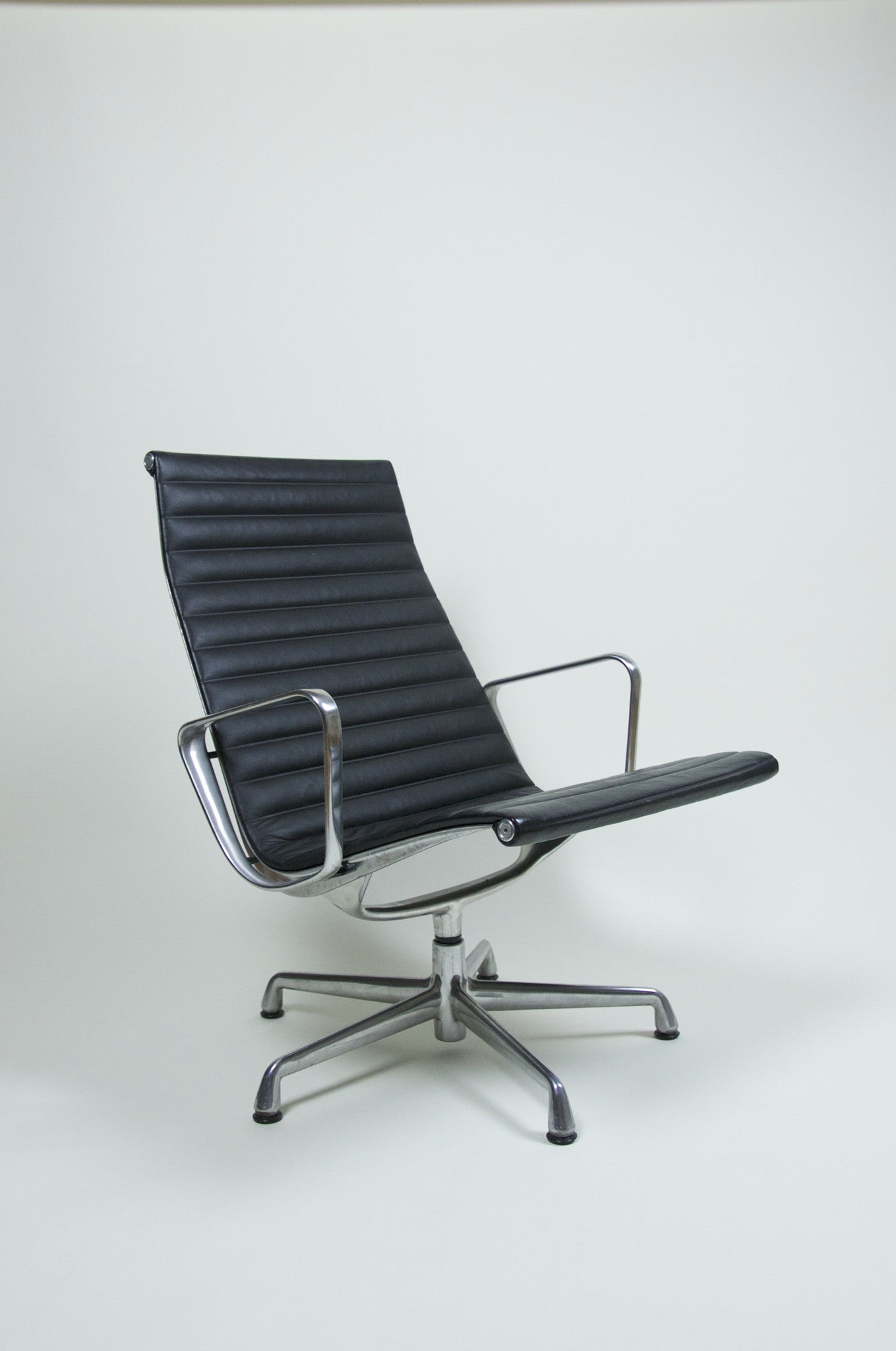 SOLD Eames Herman Miller Aluminum Group Lounge Chair