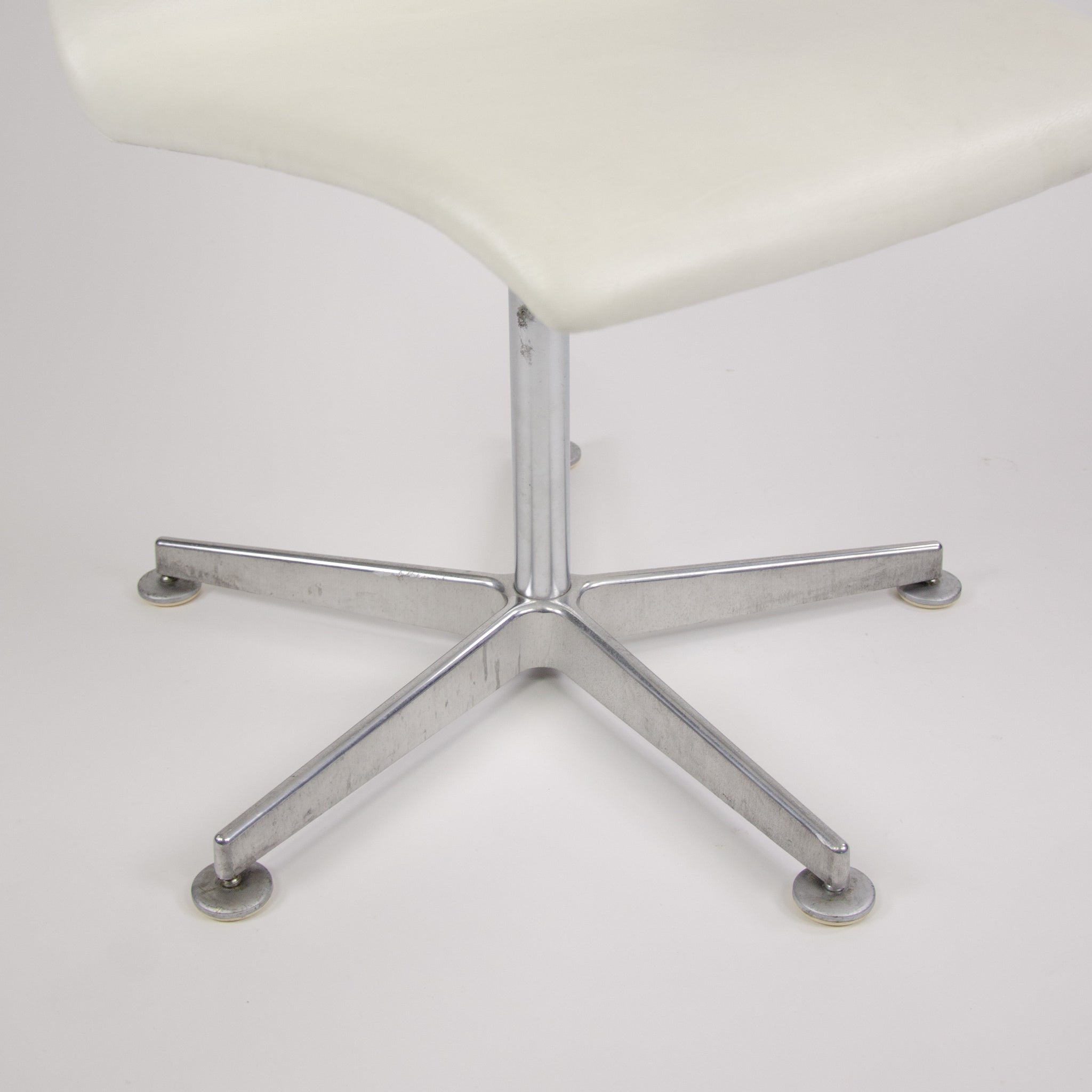 Fritz Hansen Arne Jacobsen Tall Oxford Chair White Leather 2007 4x Available