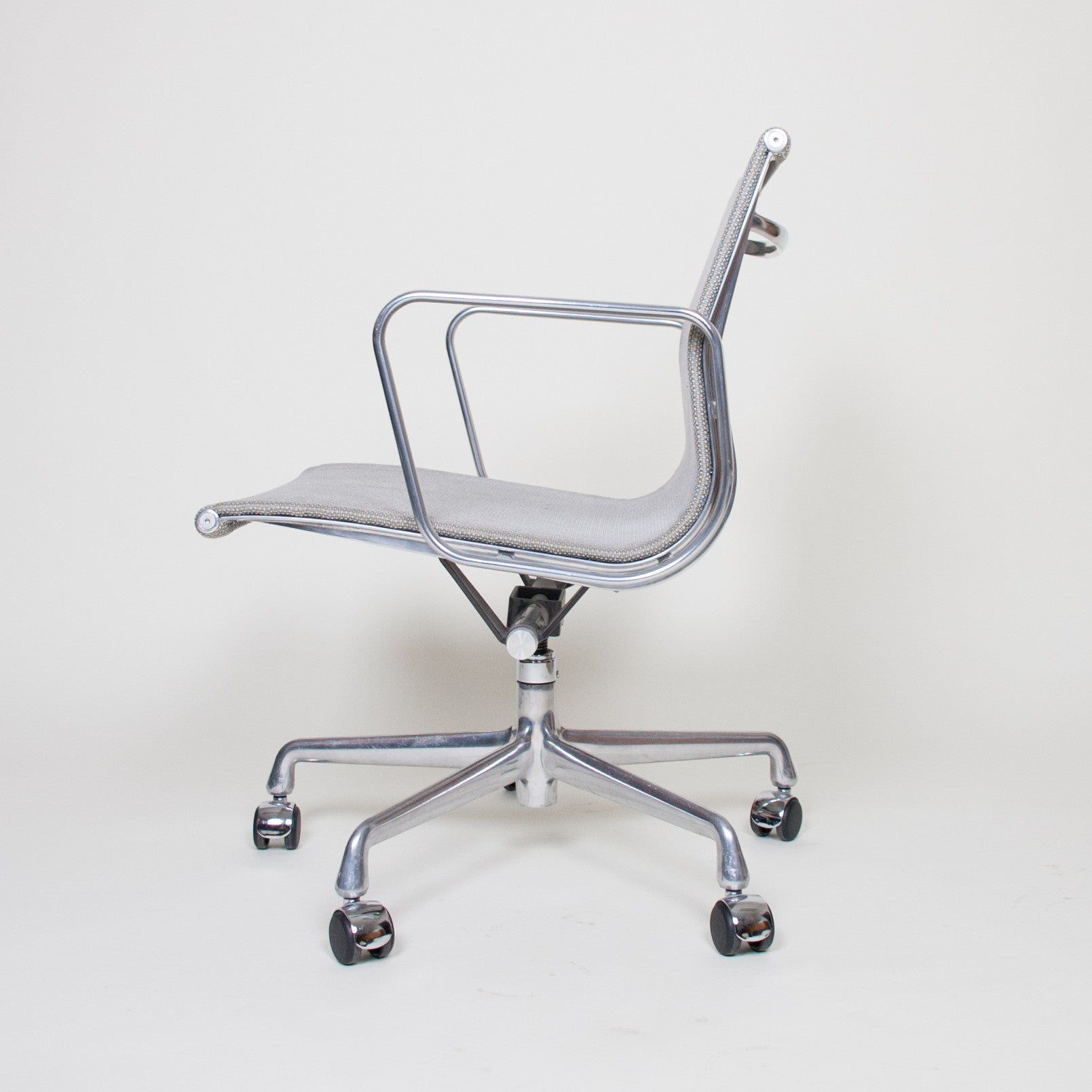 SOLD Eames Herman Miller 2007 Aluminum Group Executive Desk Chairs Mesh