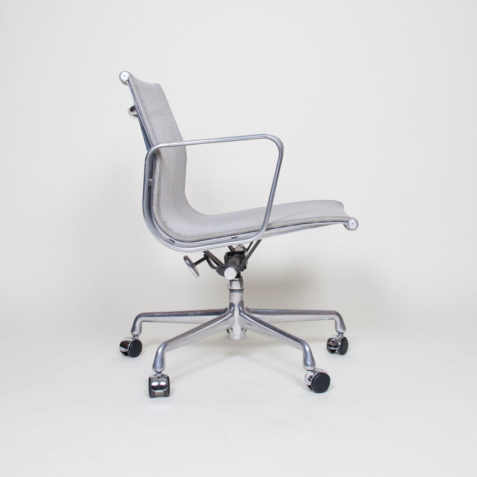 SOLD Eames Herman Miller 2007 Aluminum Group Executive Desk Chairs Mesh
