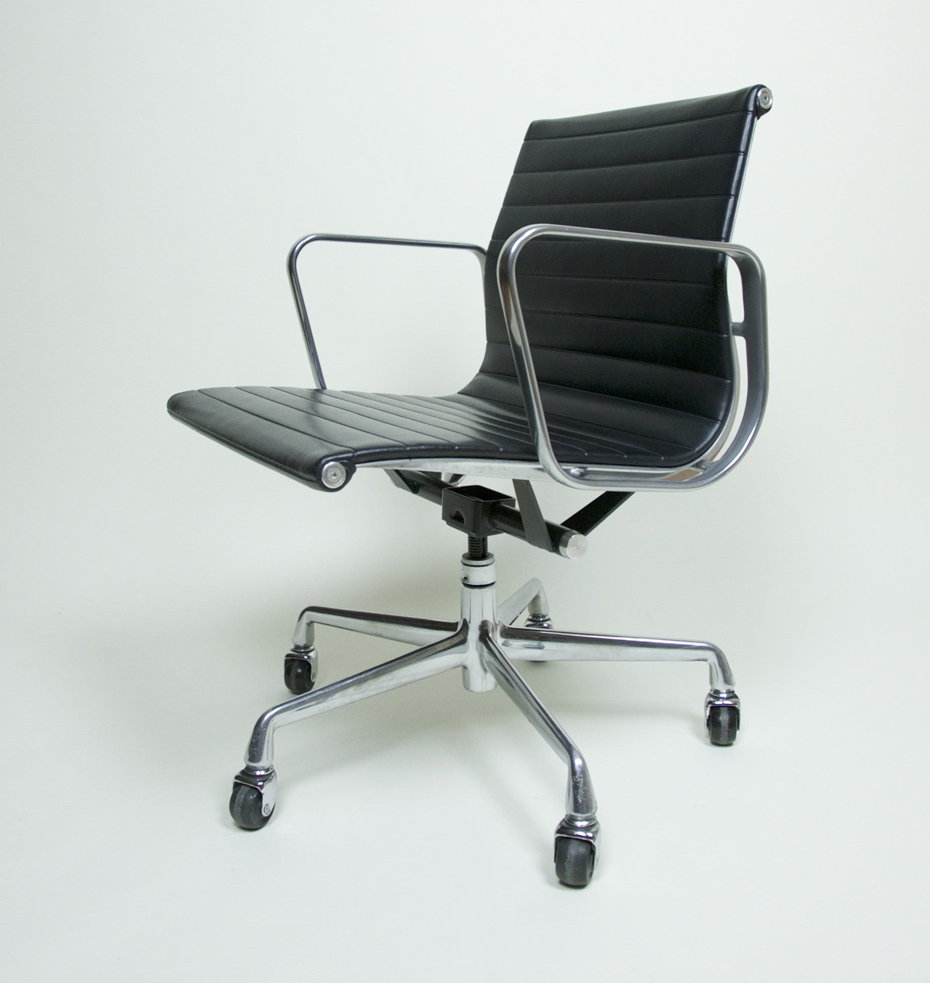 SOLD Eames Herman Miller Aluminum Group Executive Chair