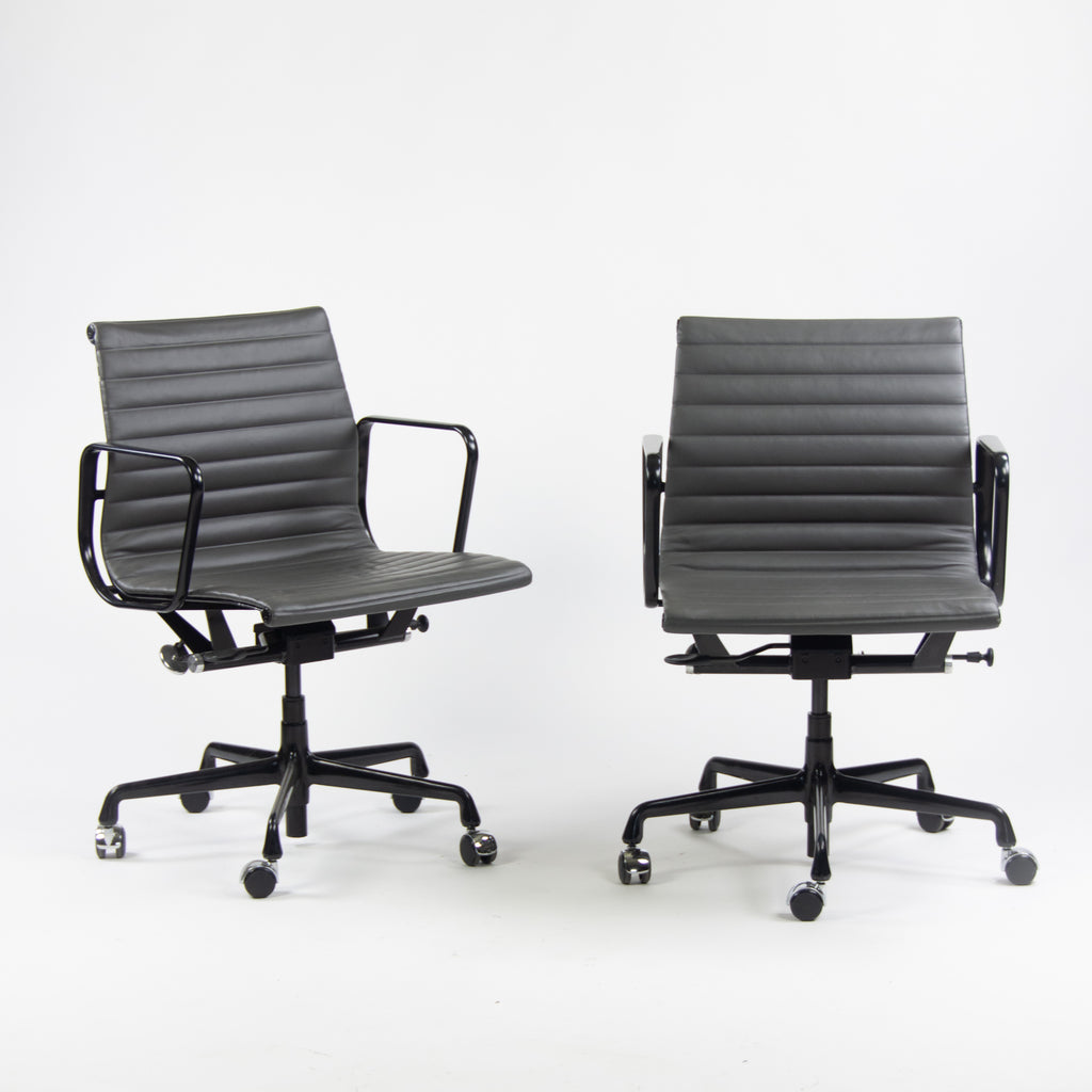 SOLD Herman Miller Eames 2017 Low Aluminum Group Management Desk Chair Black/Gray 2 Available