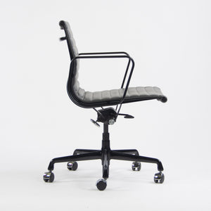 SOLD Herman Miller Eames 2017 Low Aluminum Group Management Desk Chair Black/Gray 2 Available