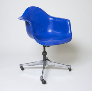 SOLD Rare 1969 Original Eames DAT Herman Miller Fiberglass Shell Chair In Bright Blue