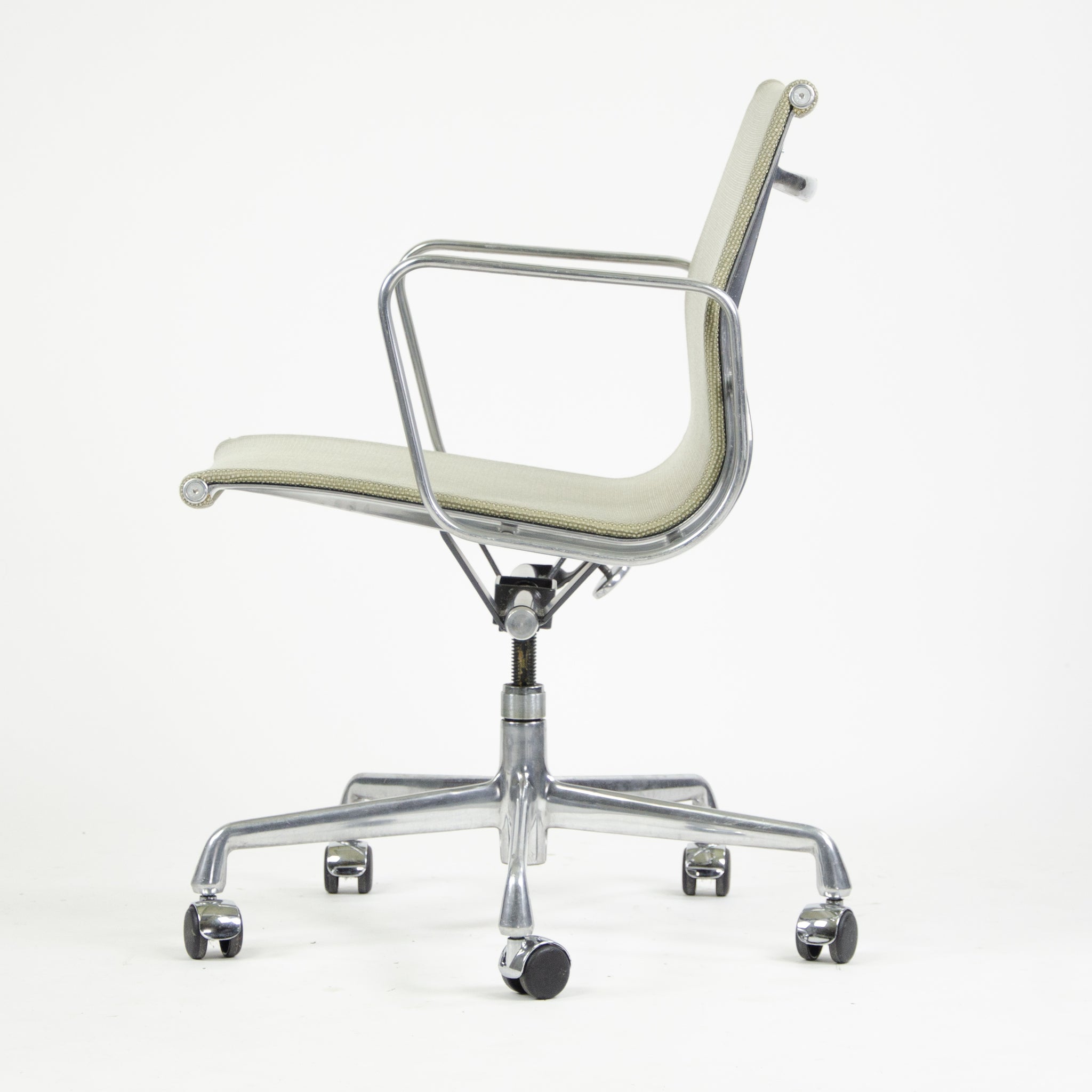 SOLD Herman Miller Eames 2007 Aluminum Group Executive Desk Chair Mesh