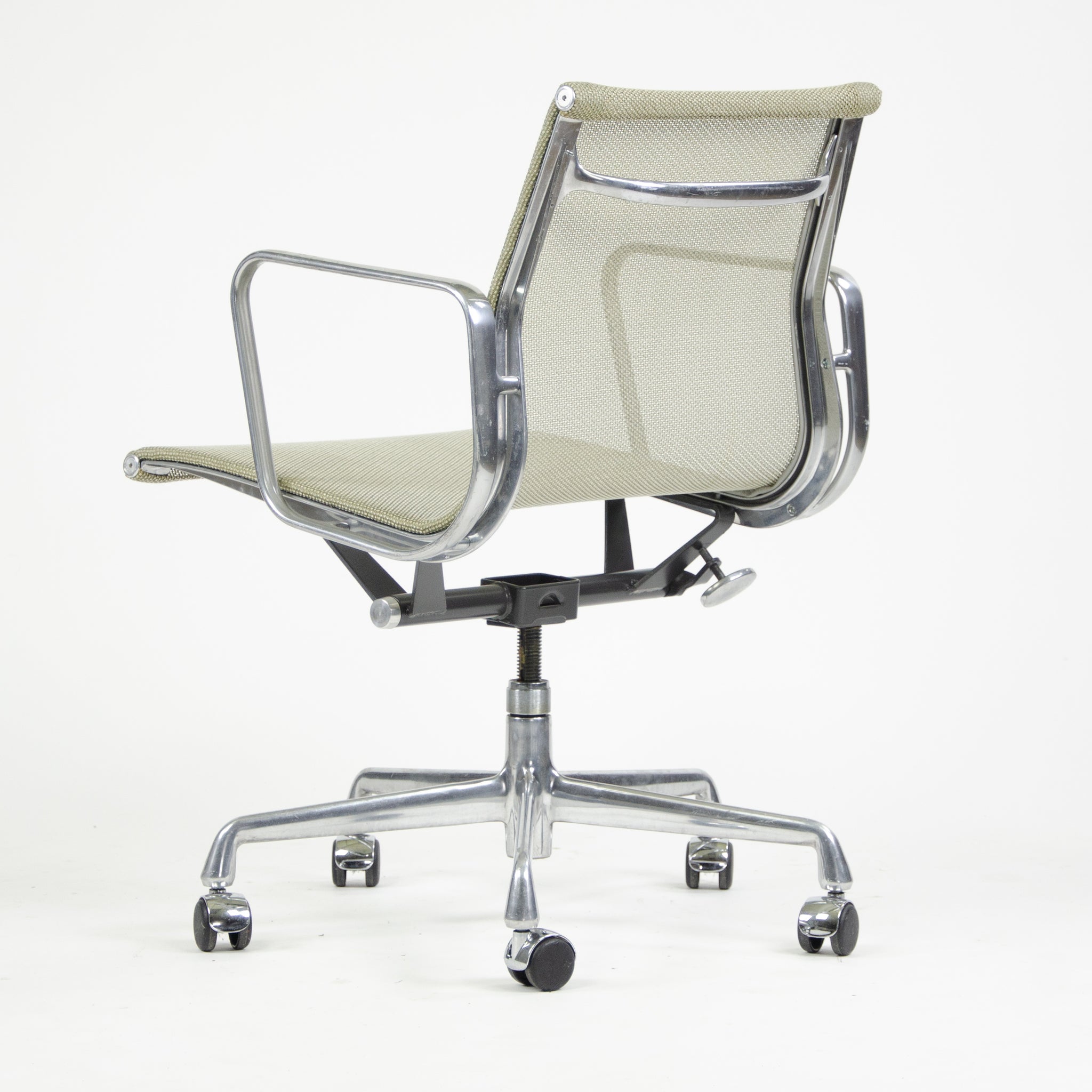 SOLD Herman Miller Eames 2007 Aluminum Group Executive Desk Chair Mesh