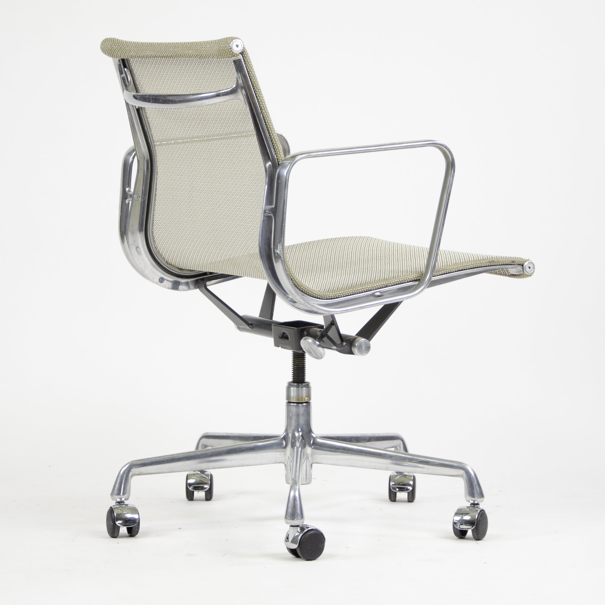 SOLD Herman Miller Eames 2007 Aluminum Group Executive Desk Chair Mesh