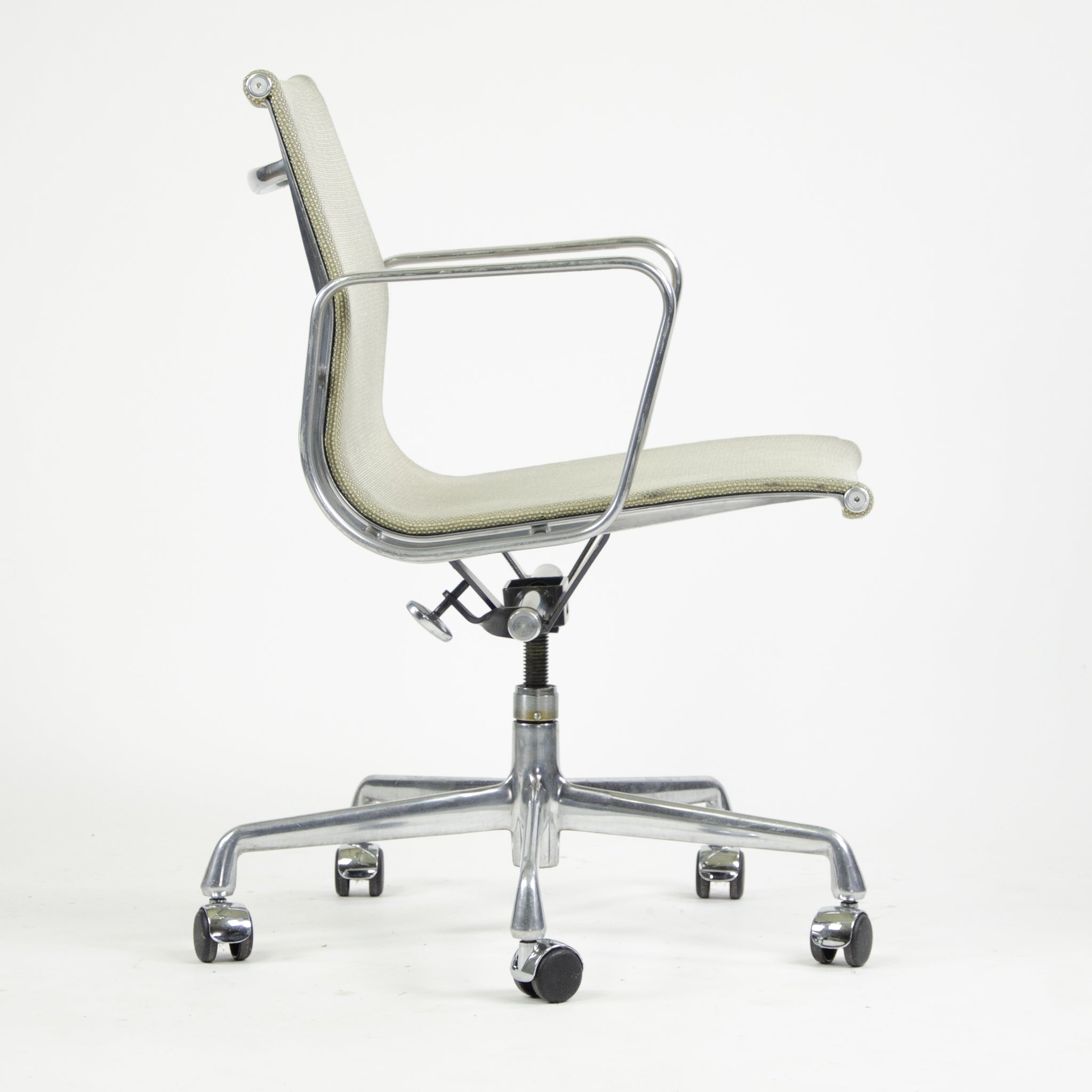 SOLD Herman Miller Eames 2007 Aluminum Group Executive Desk Chair Mesh