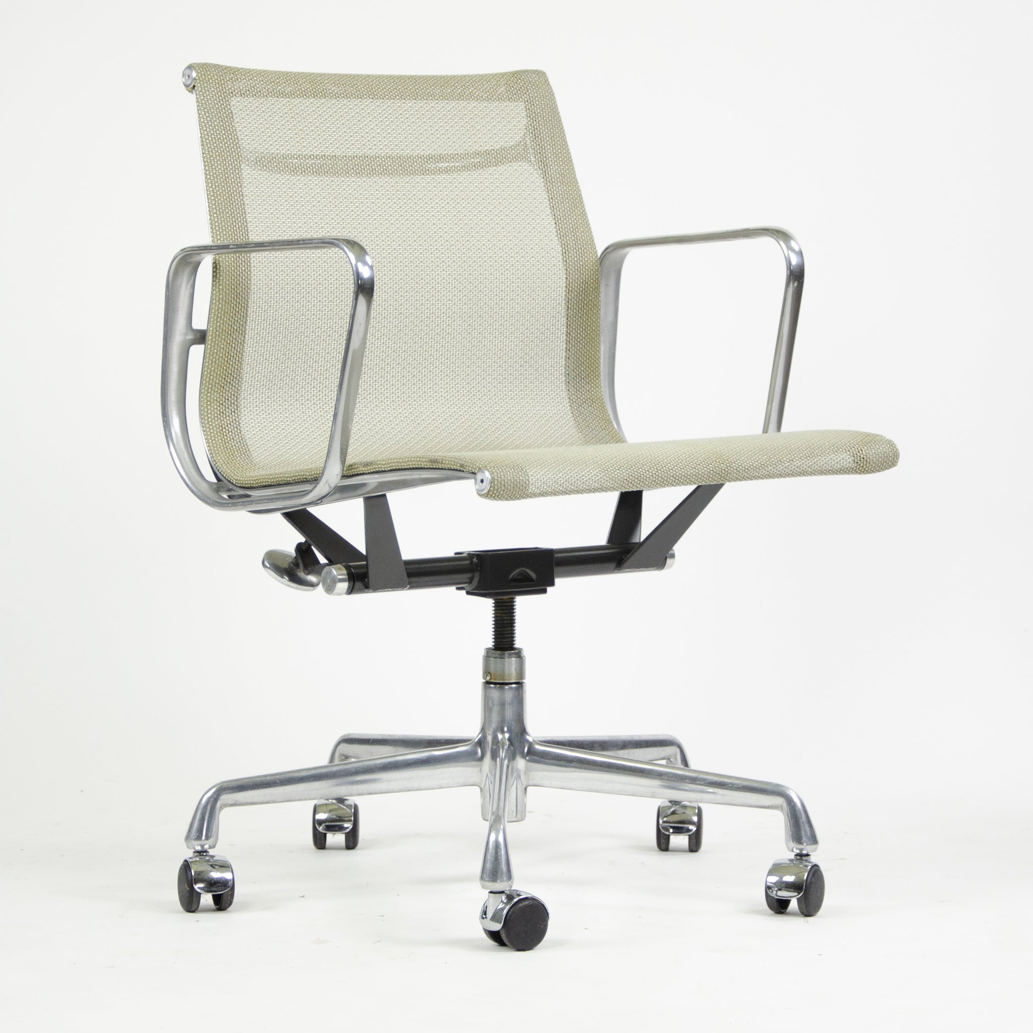SOLD Herman Miller Eames 2007 Aluminum Group Executive Desk Chair Mesh
