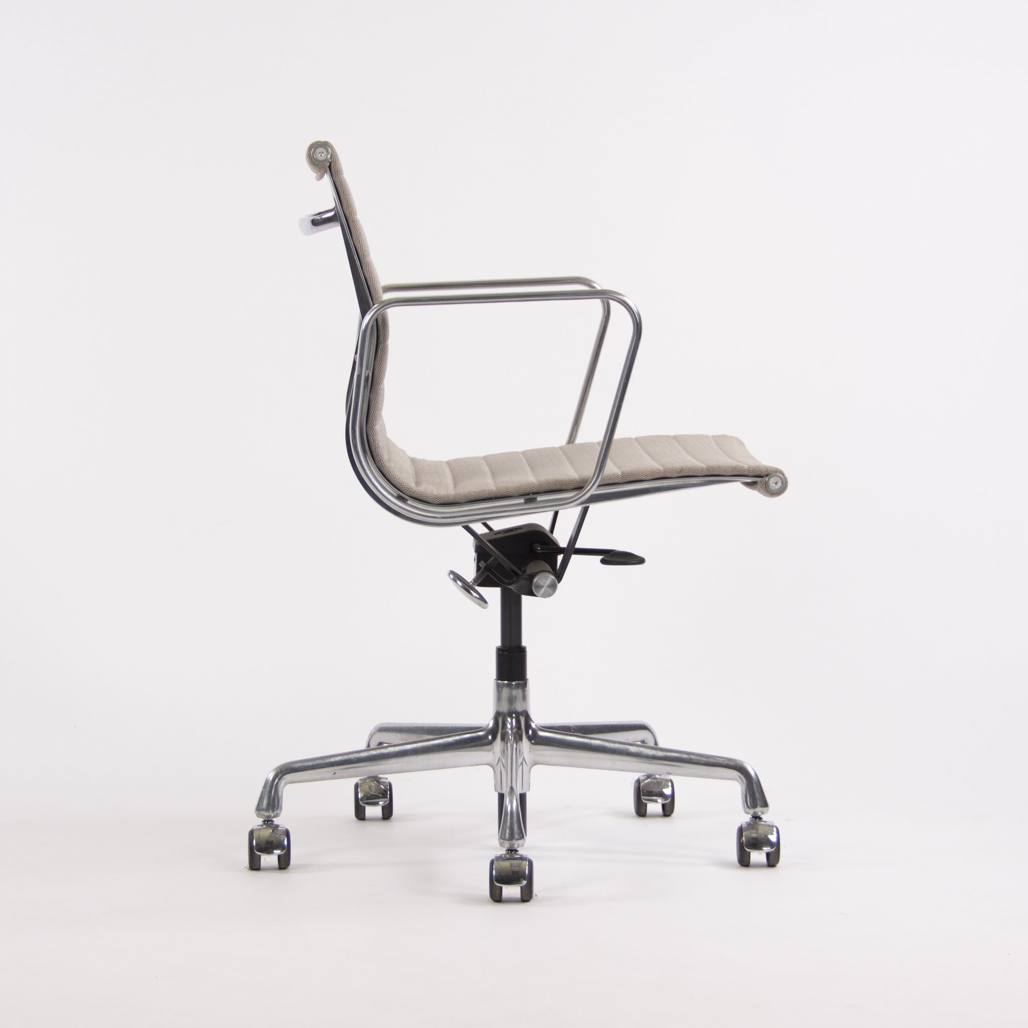 SOLD Herman Miller Eames 2010 Low Aluminum Group Management Desk Chair Tan Fabric