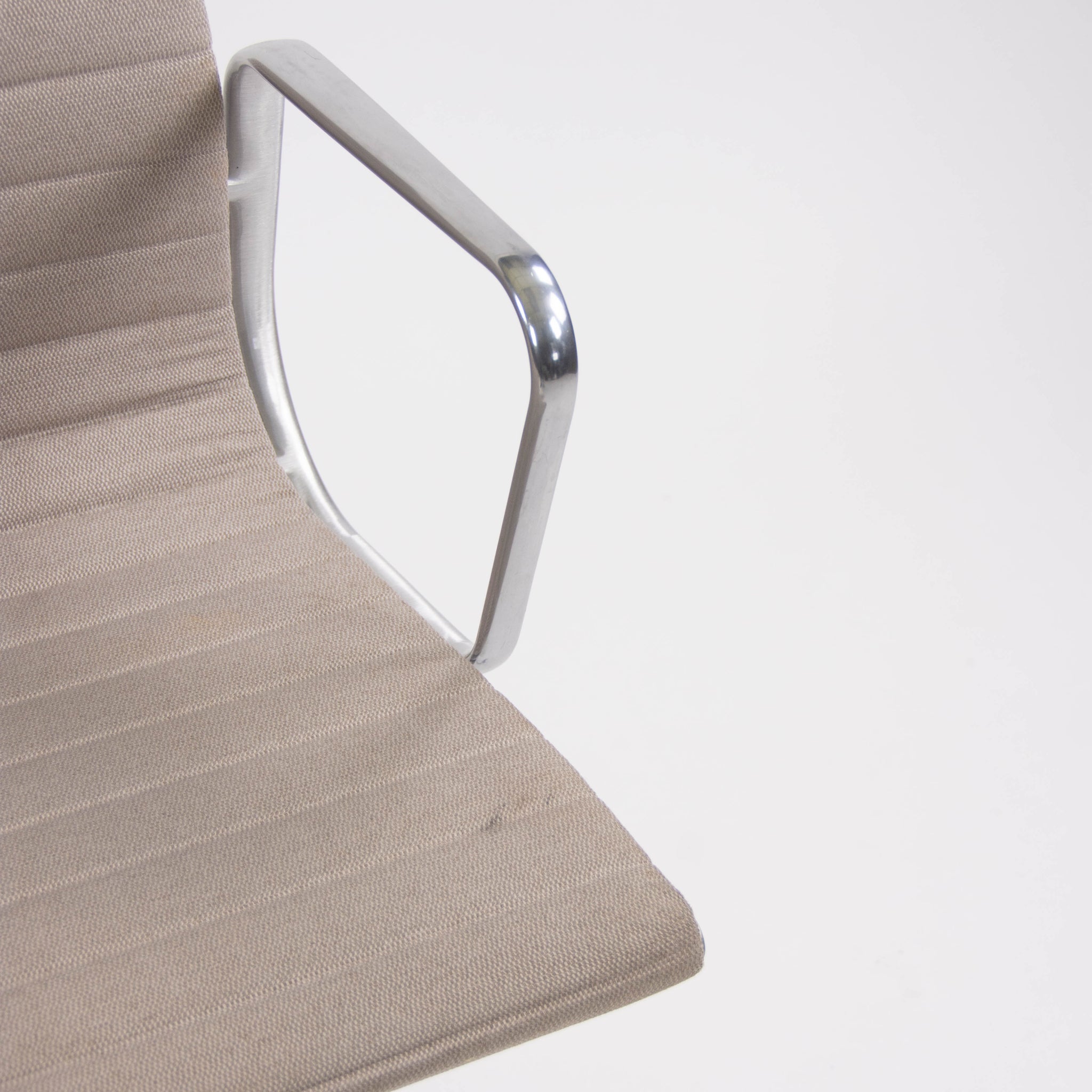 SOLD Herman Miller Eames 2010 Low Aluminum Group Management Desk Chair Tan Fabric