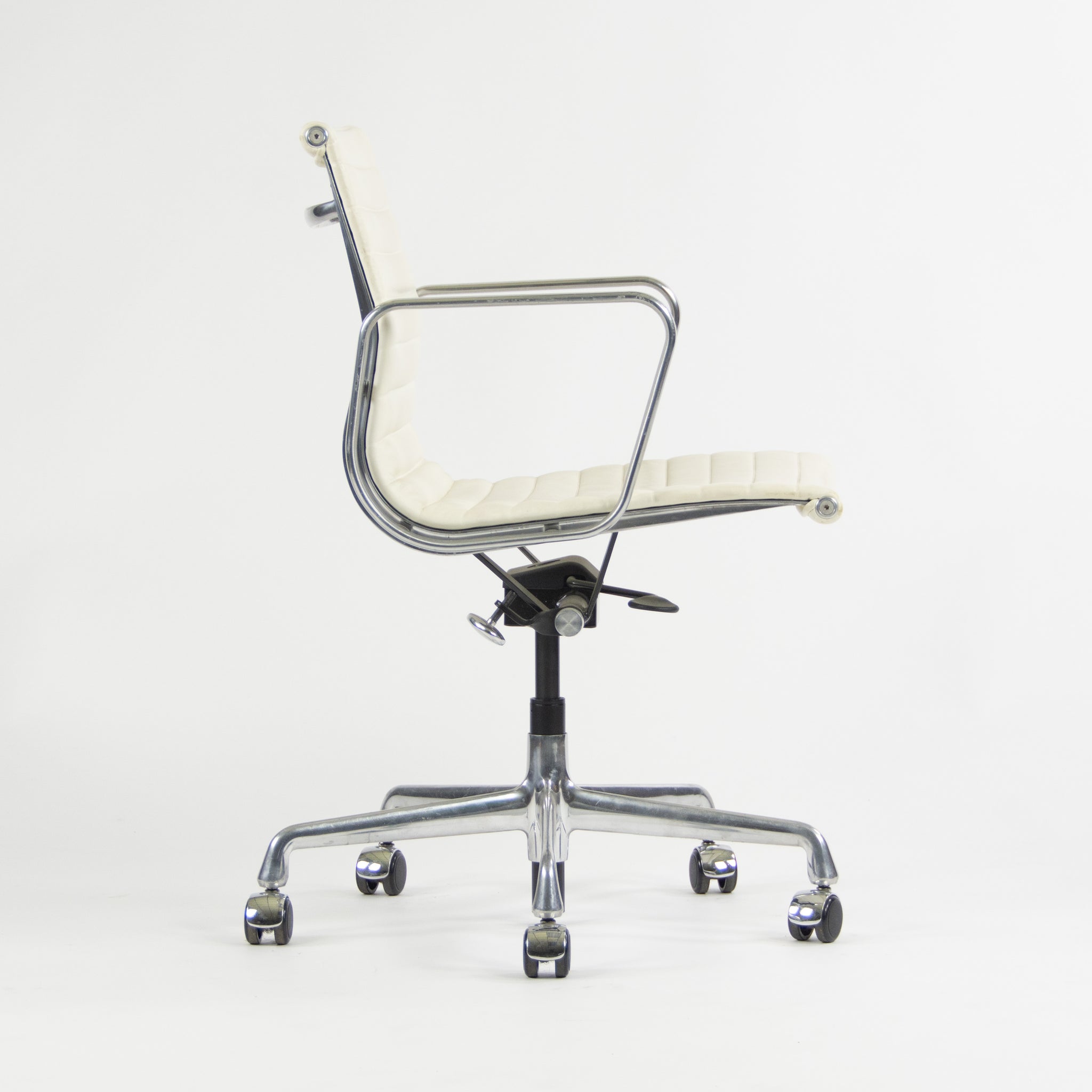 SOLD Herman Miller Eames 2012 Aluminum Group Management Desk Chair 6x Available White