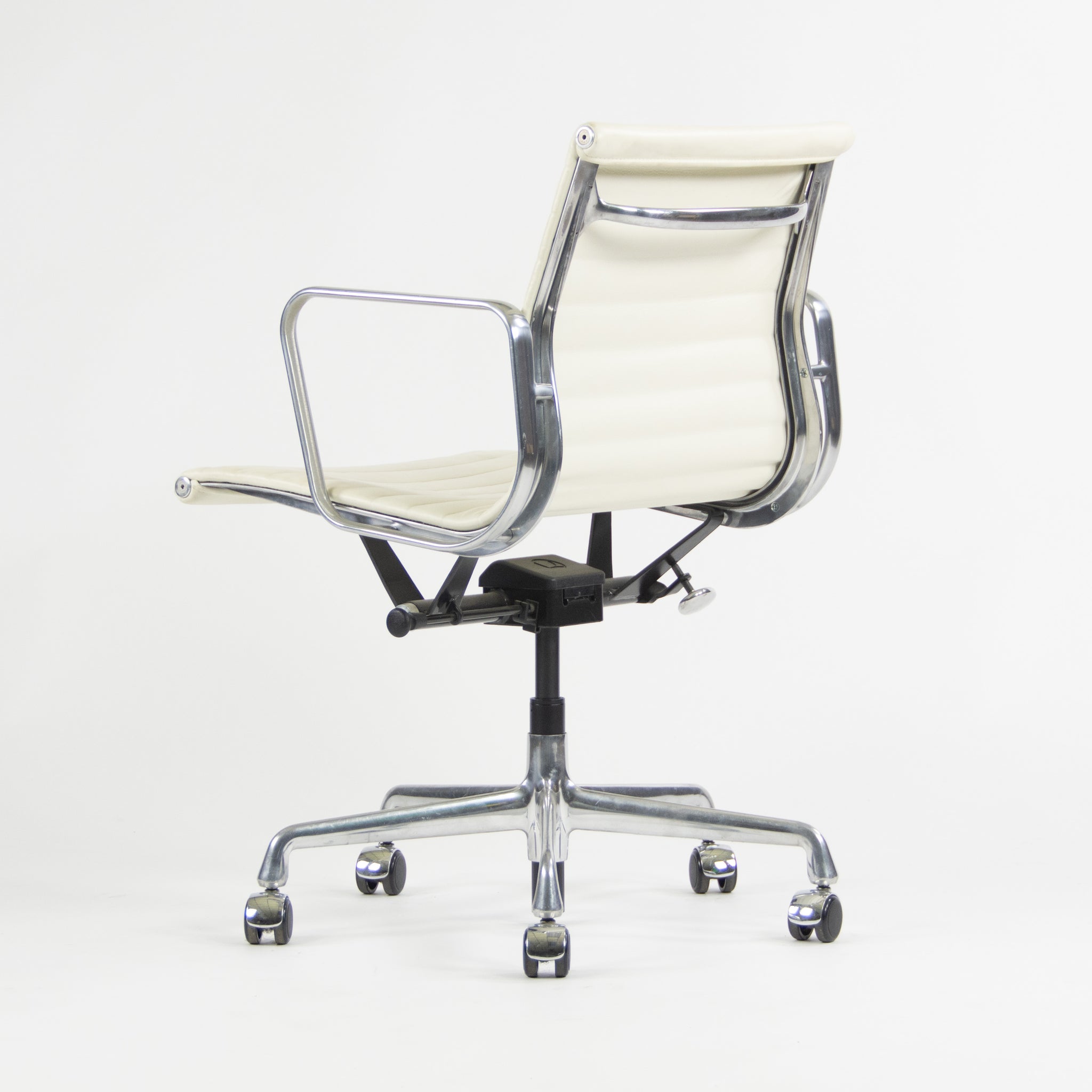 SOLD Herman Miller Eames 2012 Aluminum Group Management Desk Chair 6x Available White