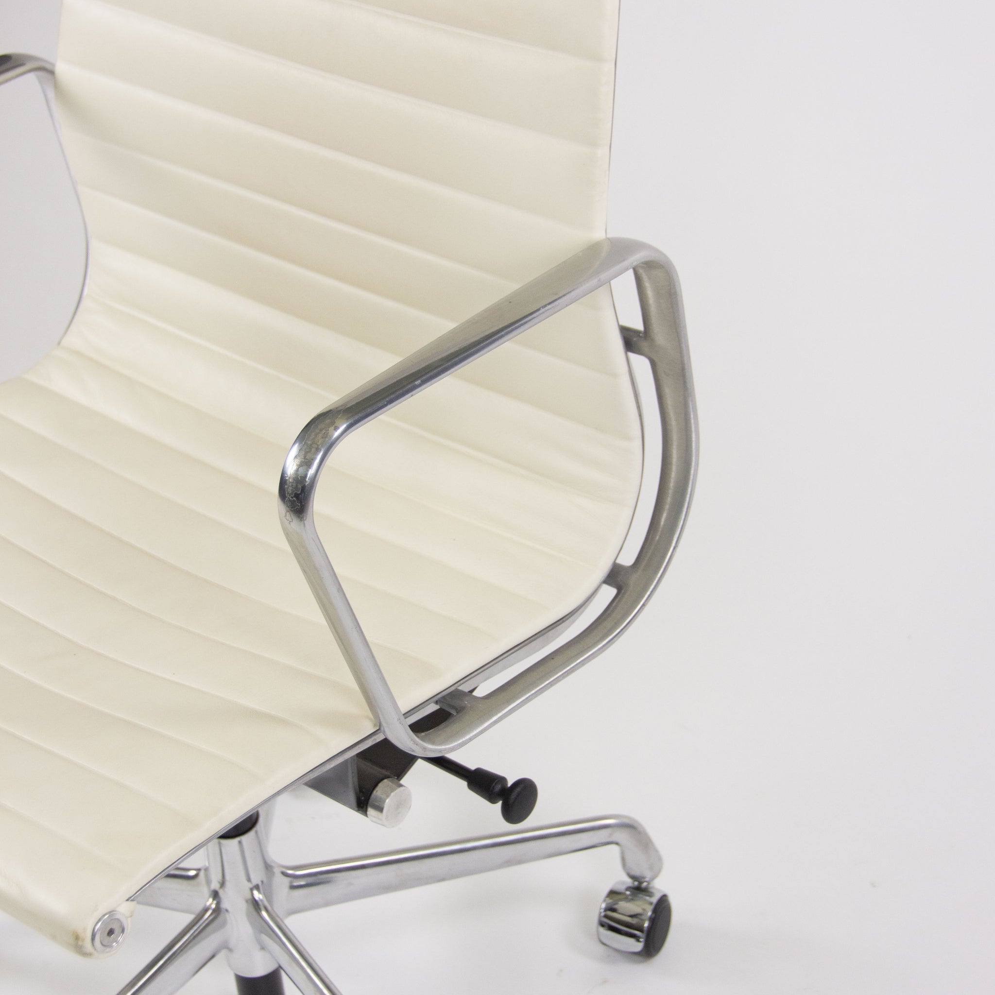 SOLD Herman Miller Eames 2012 Aluminum Group Management Desk Chair 6x Available White