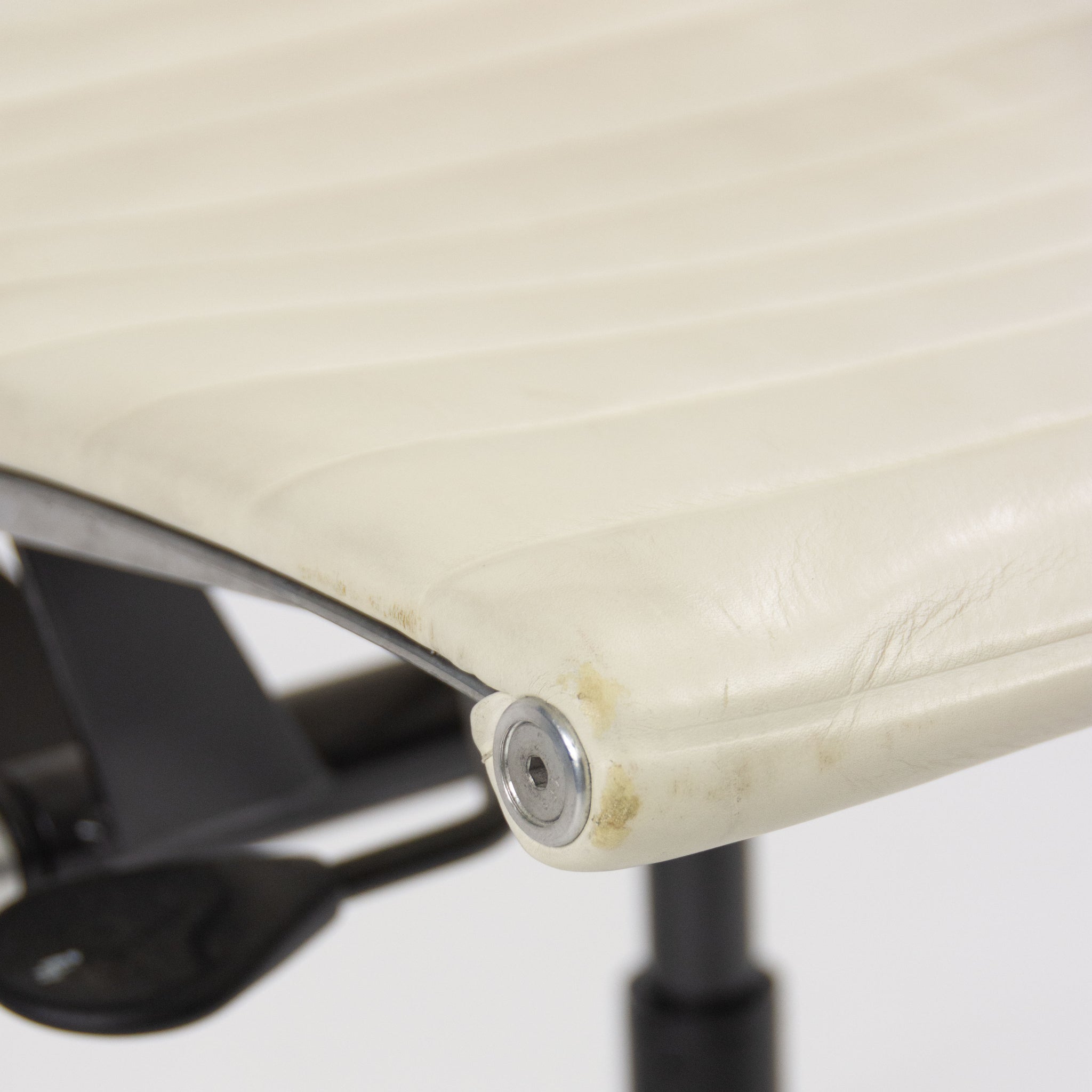 SOLD Herman Miller Eames 2012 Aluminum Group Management Desk Chair 6x Available White