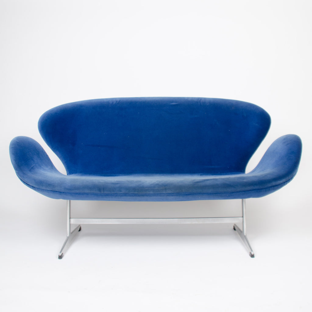 SOLD 1960‘s Swan Settee by Arne Jacobsen for Fritz Hansen Original Vintage Denmark