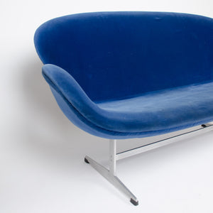 SOLD 1960‘s Swan Settee by Arne Jacobsen for Fritz Hansen Original Vintage Denmark