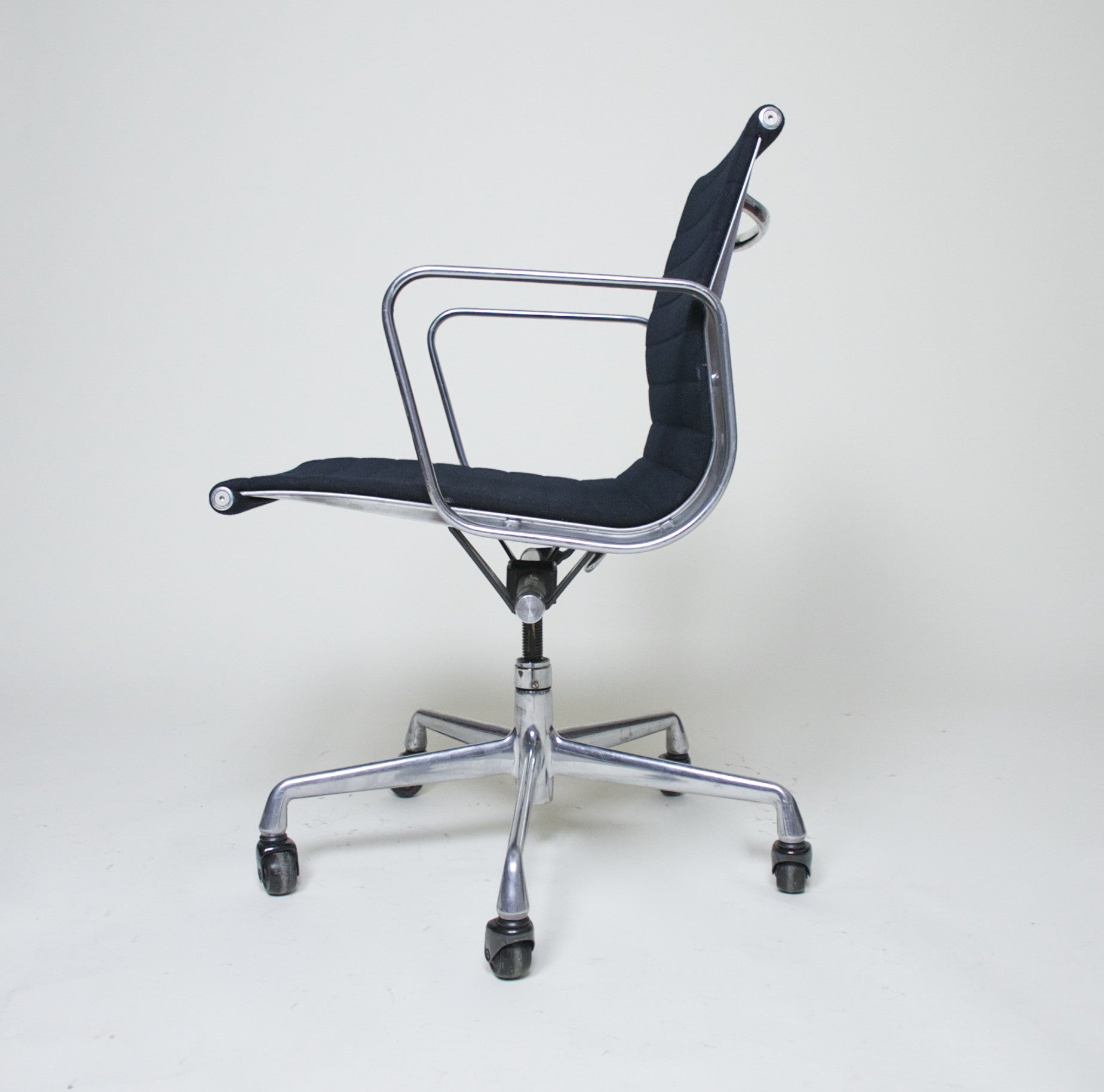 SOLD Herman Miller Eames Aluminum Group Executive Chair in Black, 4 Available, Mint
