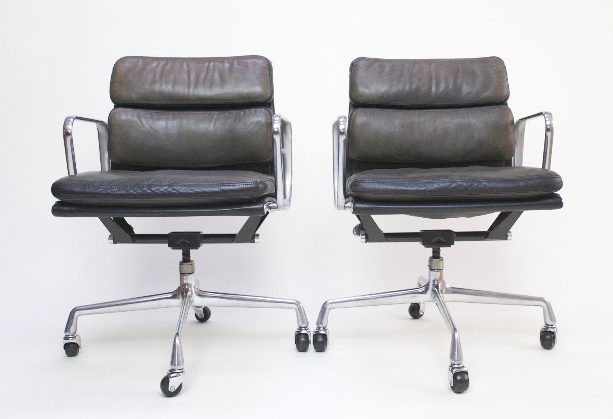 SOLD Dual-Tone Museum Quality Eames Herman Miller Soft Pad Aluminum Group Chair