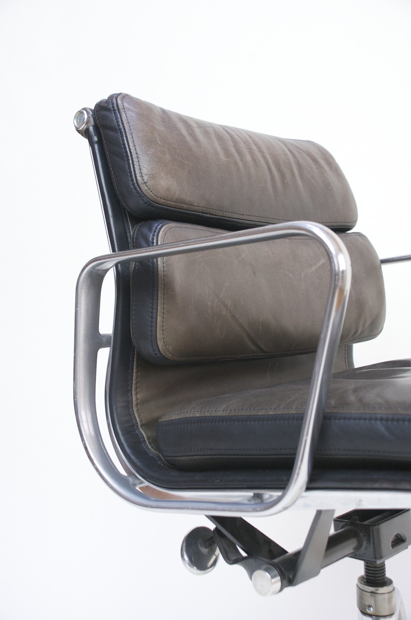 SOLD Dual-Tone Museum Quality Eames Herman Miller Soft Pad Aluminum Group Chair