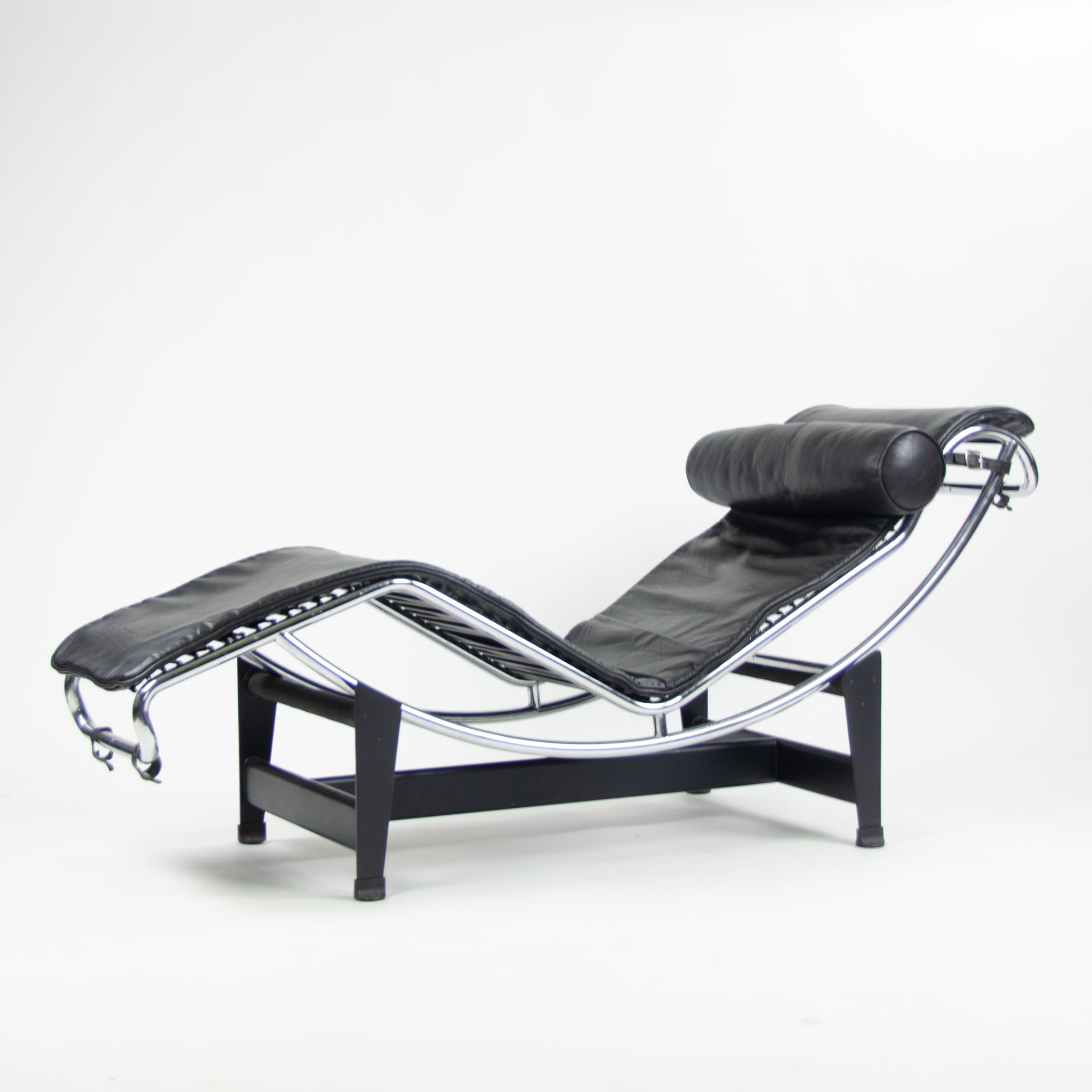 Vintage Lc4 lounge chair in black leather by Le Corbusier for